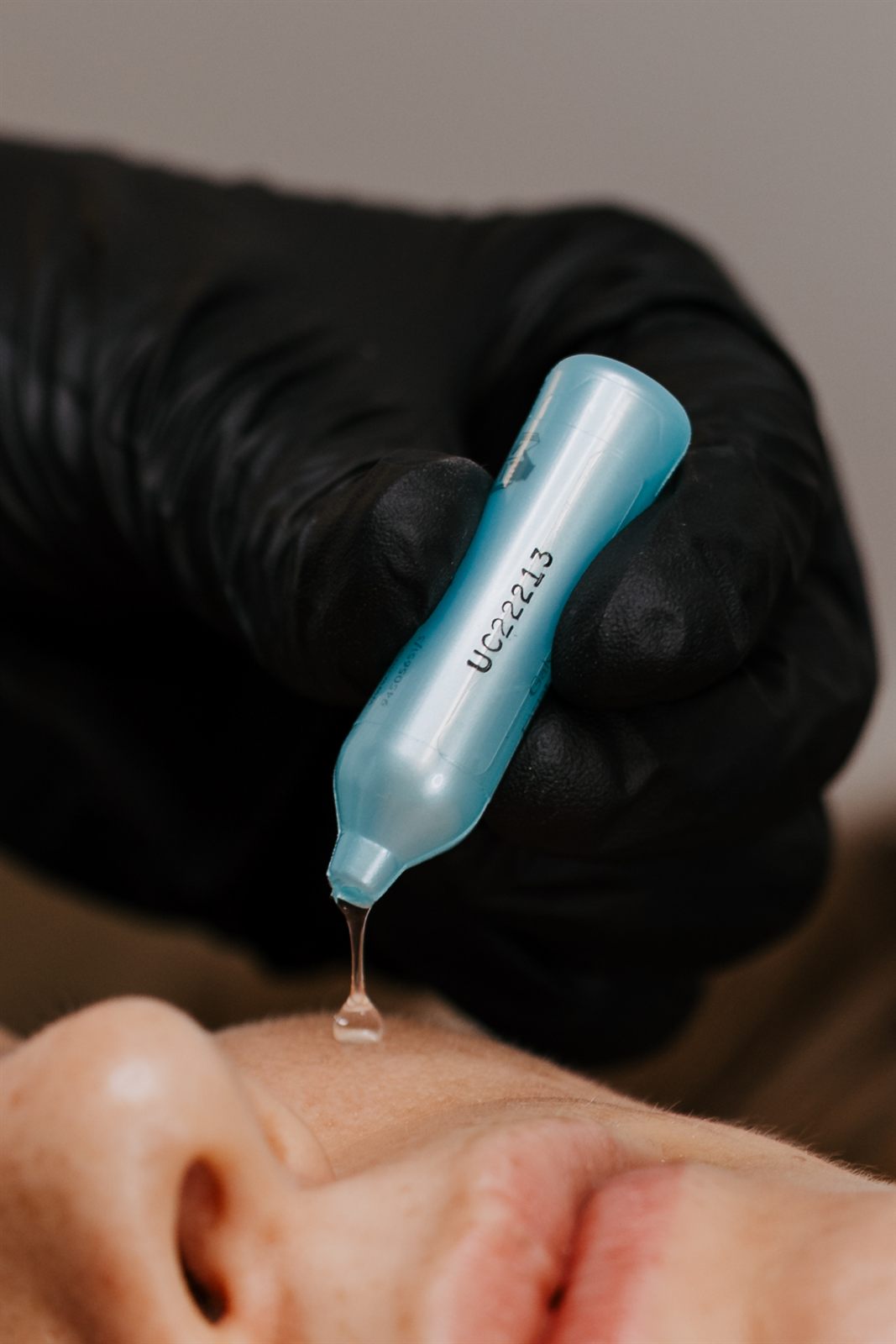 Serum wird bei der Gesichtsbehandlung auf die Haut getropft
