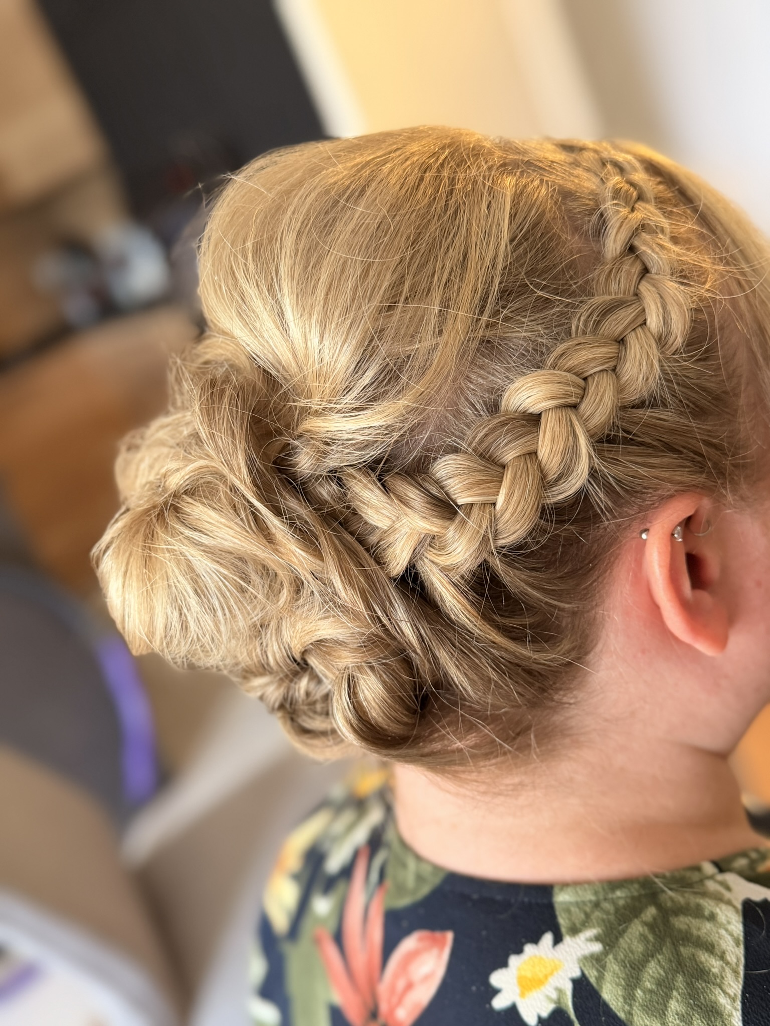 Blonder Dutt mit seitlichem Zopf