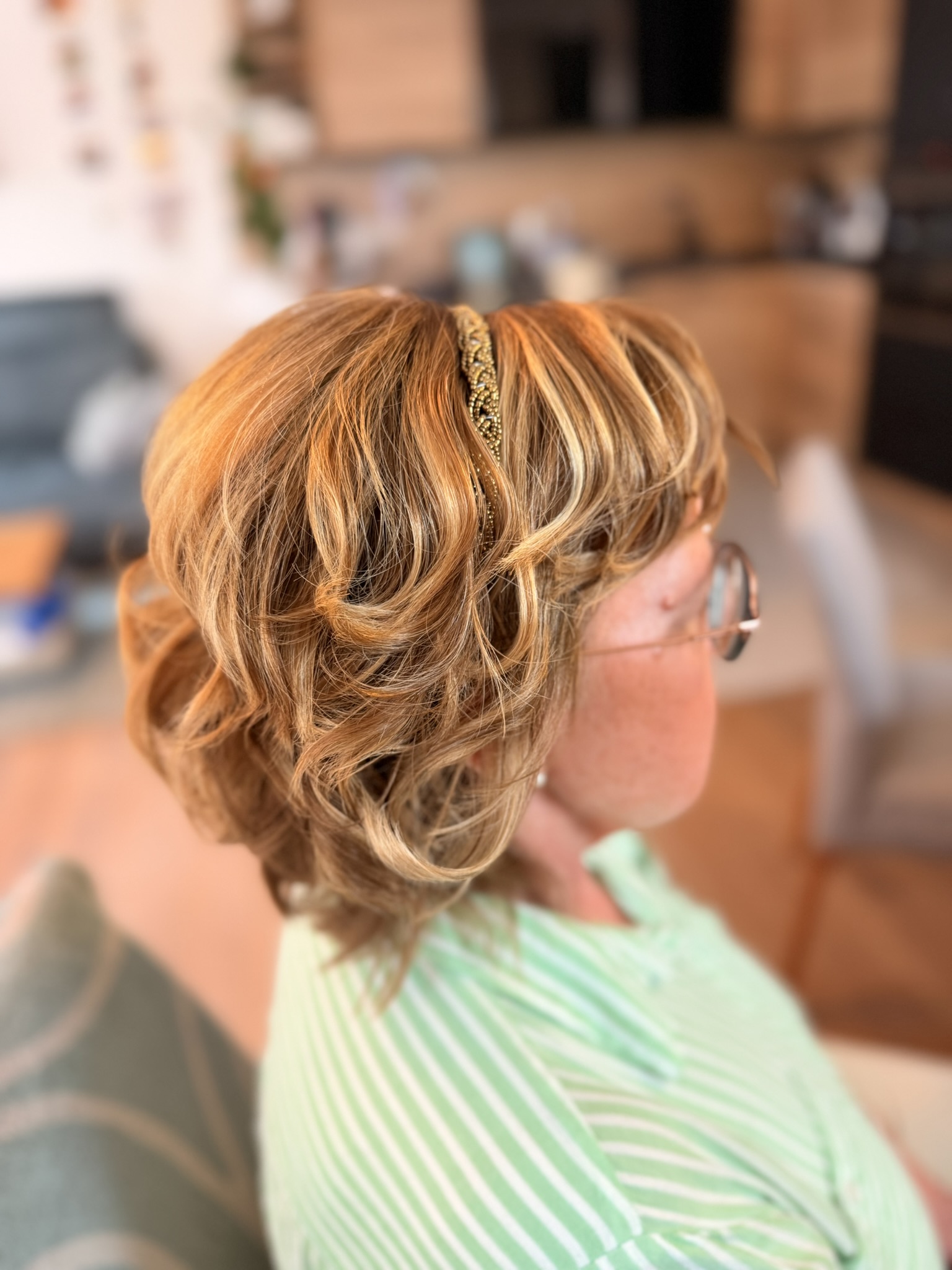 Weiche blonde Wellen mit schmalem Haarband