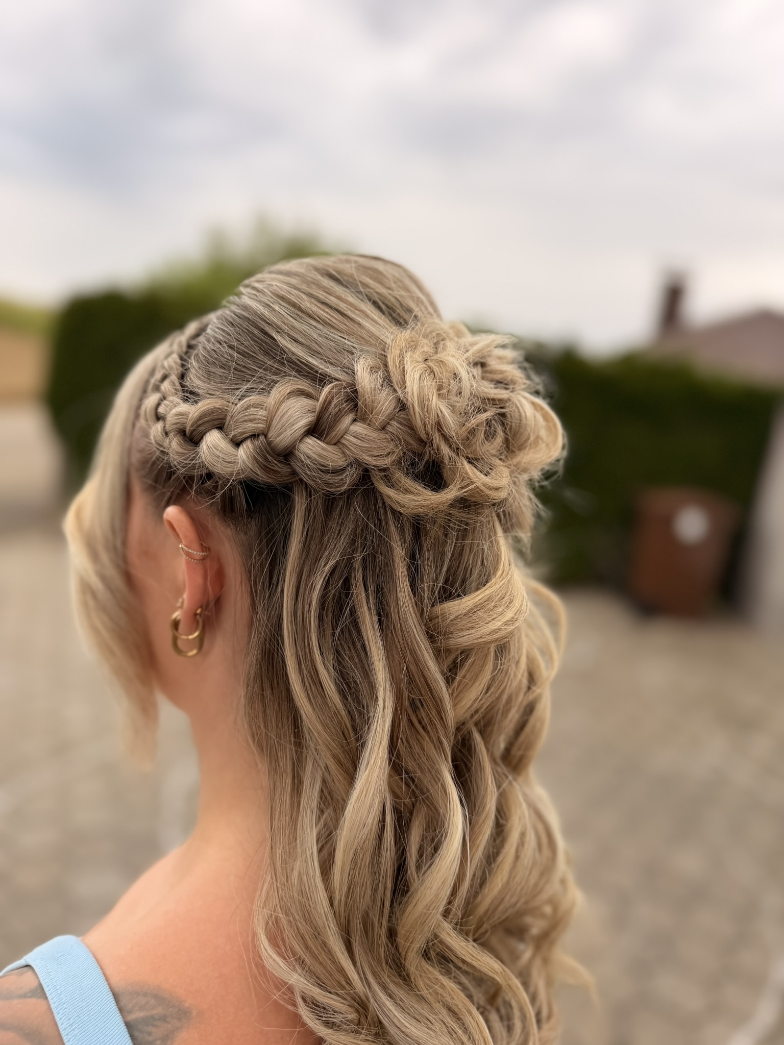 Halboffene Flechtfrisur mit Locken