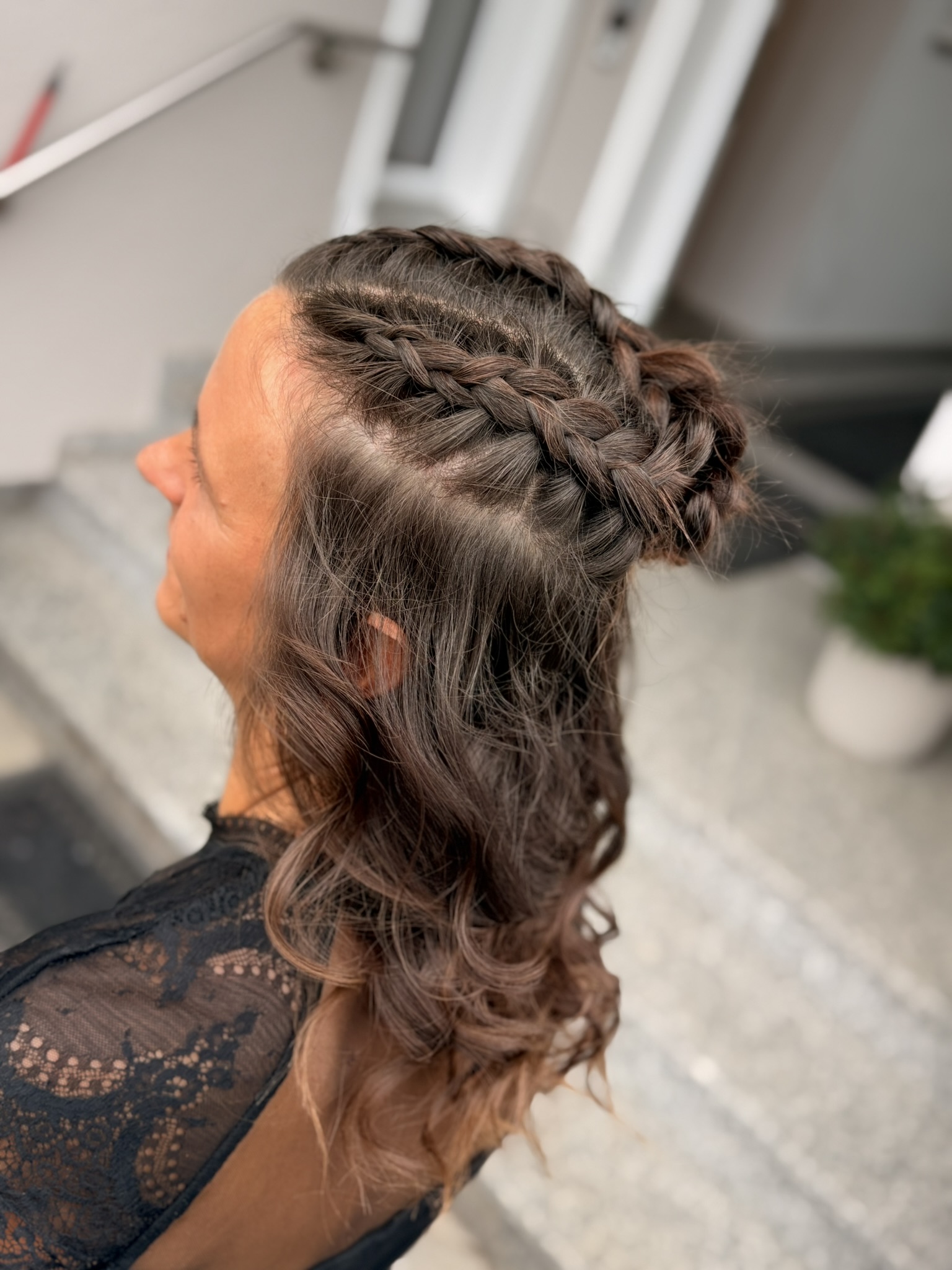 Seitlicher Zopf mit Knoten und offenen Wellen