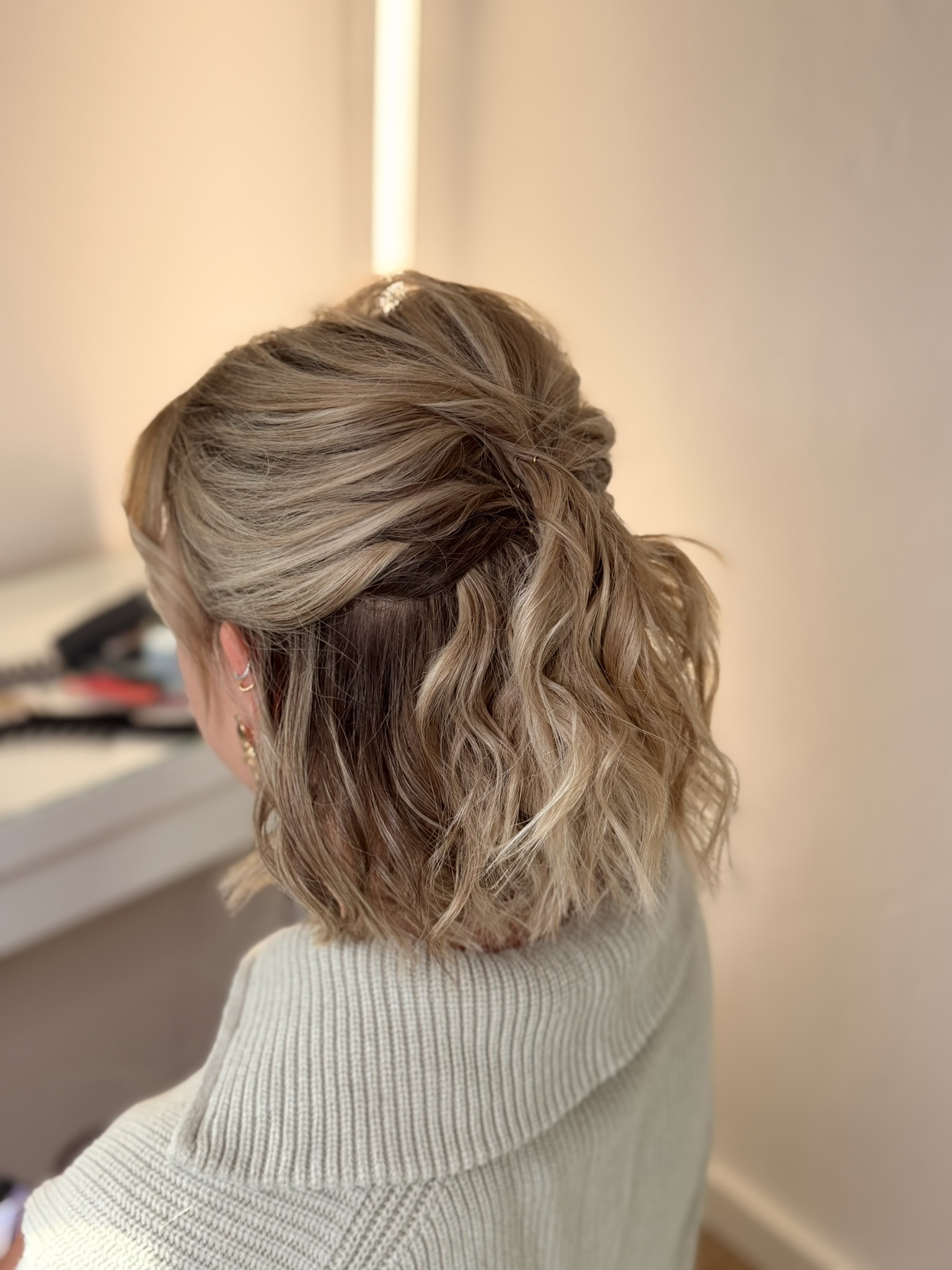 Halboffene blonde Wellenfrisur