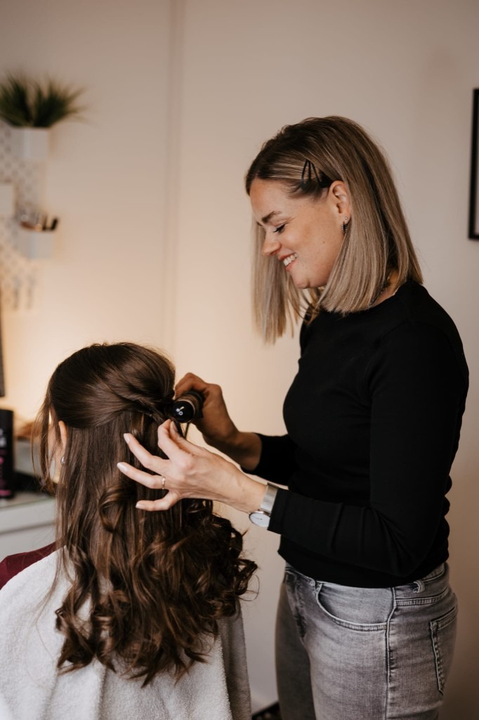 Marina stylt beim Hairstyling Wellen mit dem Lockenstab