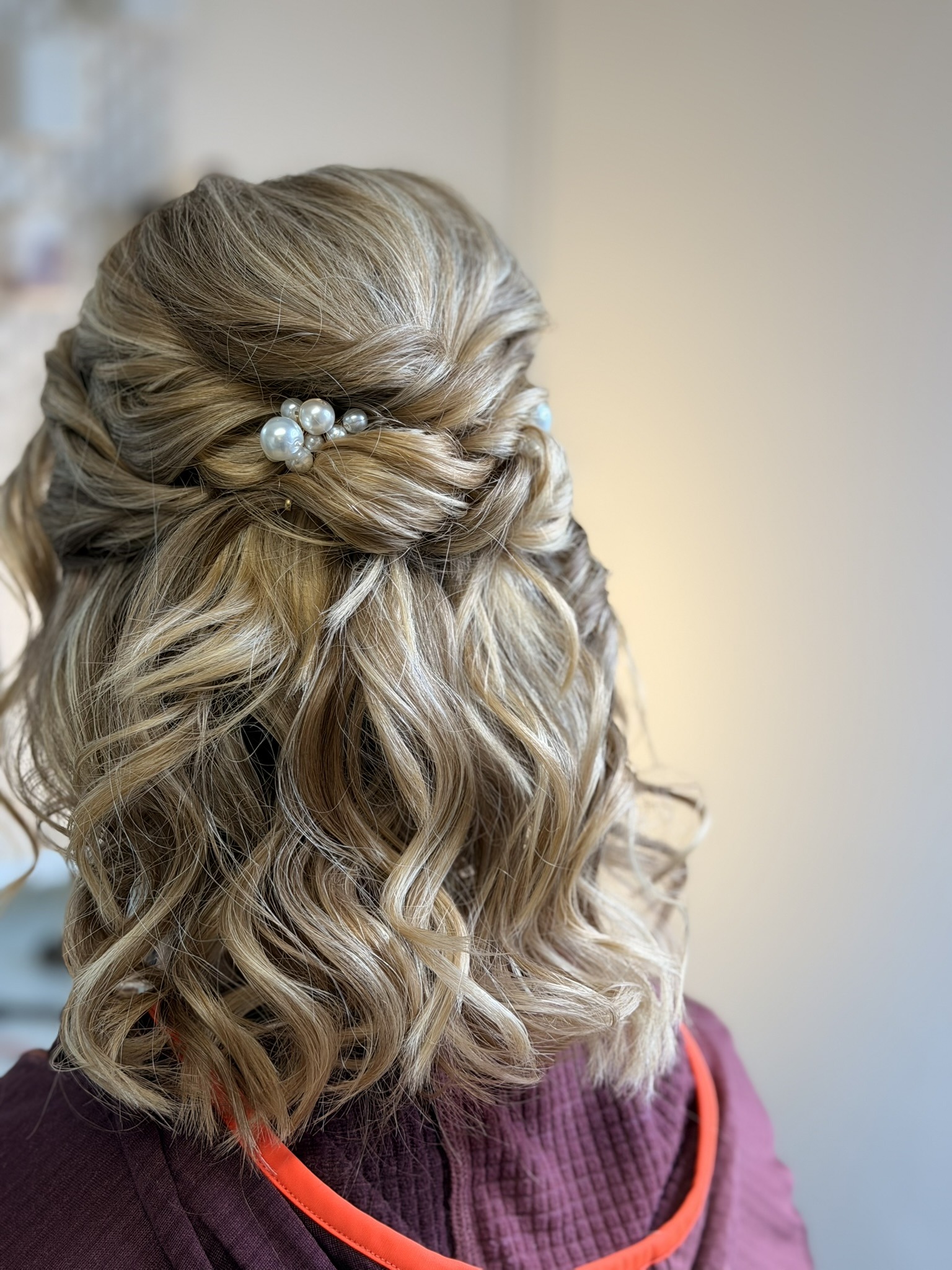 Blonde Hochsteckfrisur mit Perlen