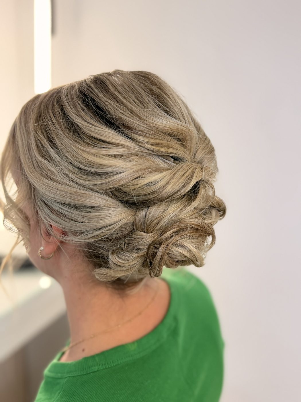 Blonde gedrehte Hochsteckfrisur von der Seite