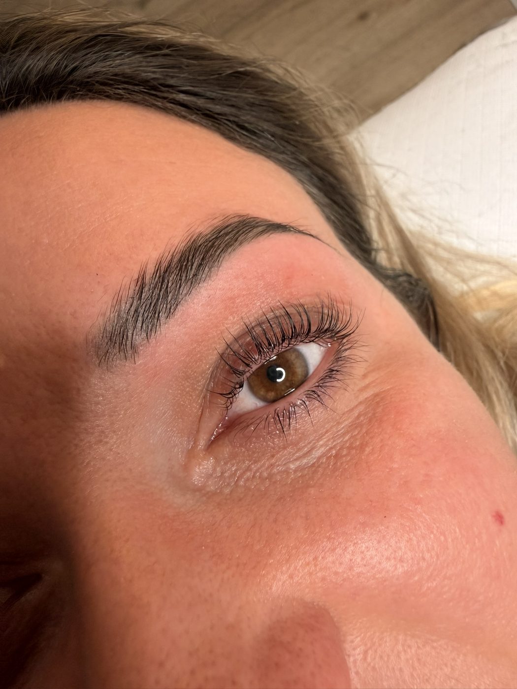 Kundin mit blonden Haaren nach dem Korean Wimpern Lifting, das braune Auge ist offen
