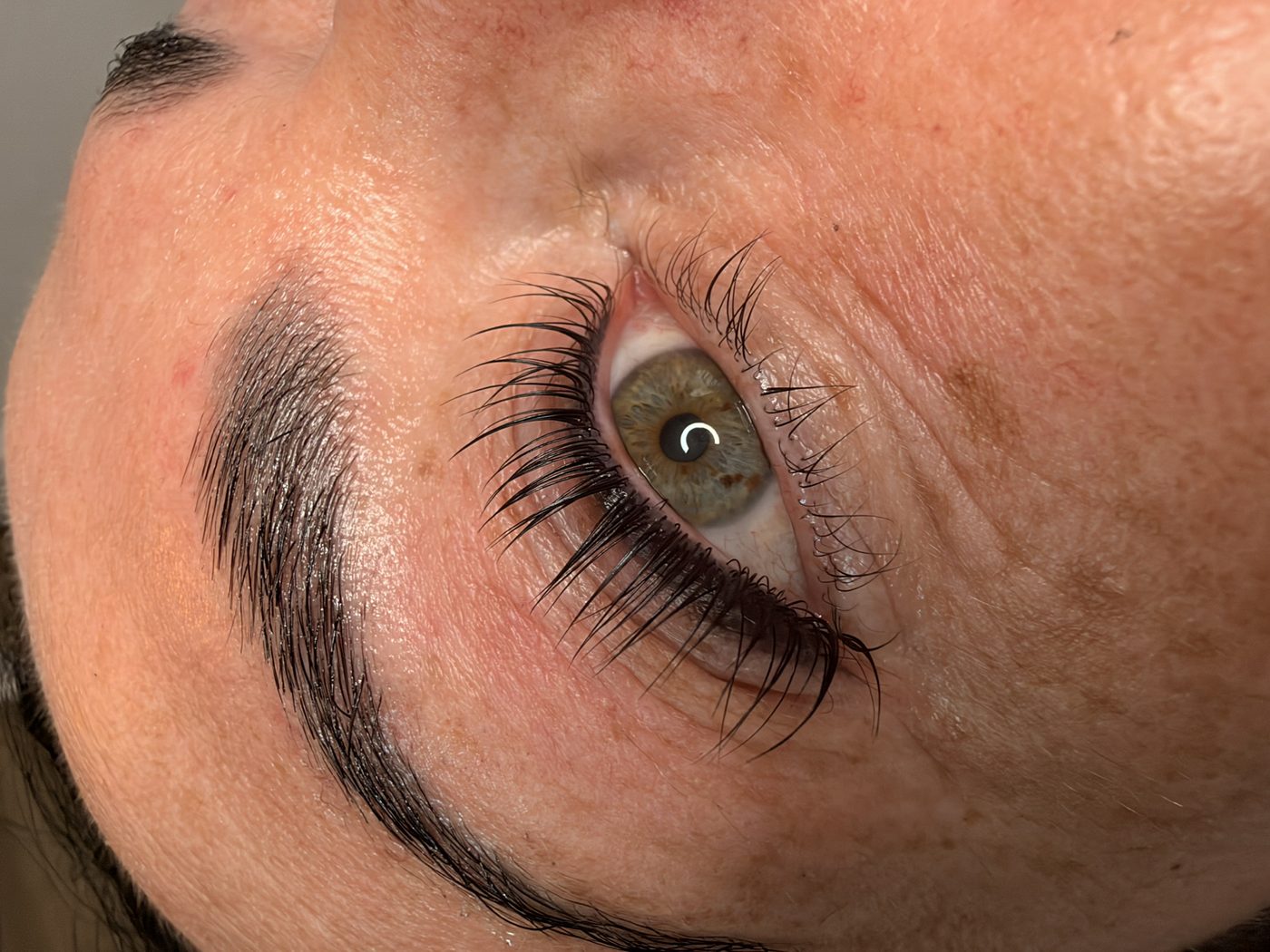 Haselnussbraunes Auge mit dunkel gefüllter Braue nach dem Korean Wimpern Lifting