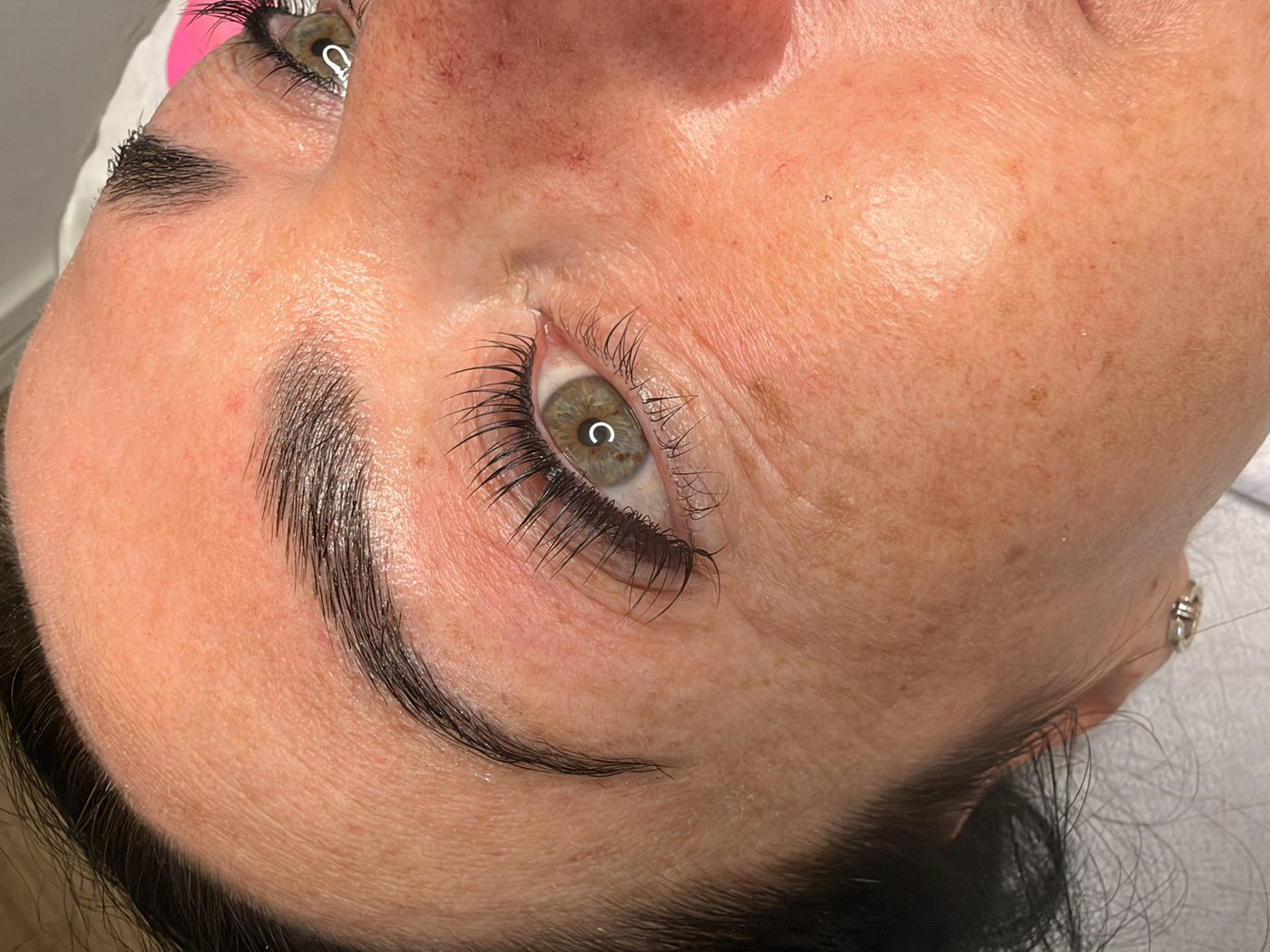 Beide Augen einer Kundin nach dem Korean Wimpern Lifting, die Brauen sind dunkel nachgezogen