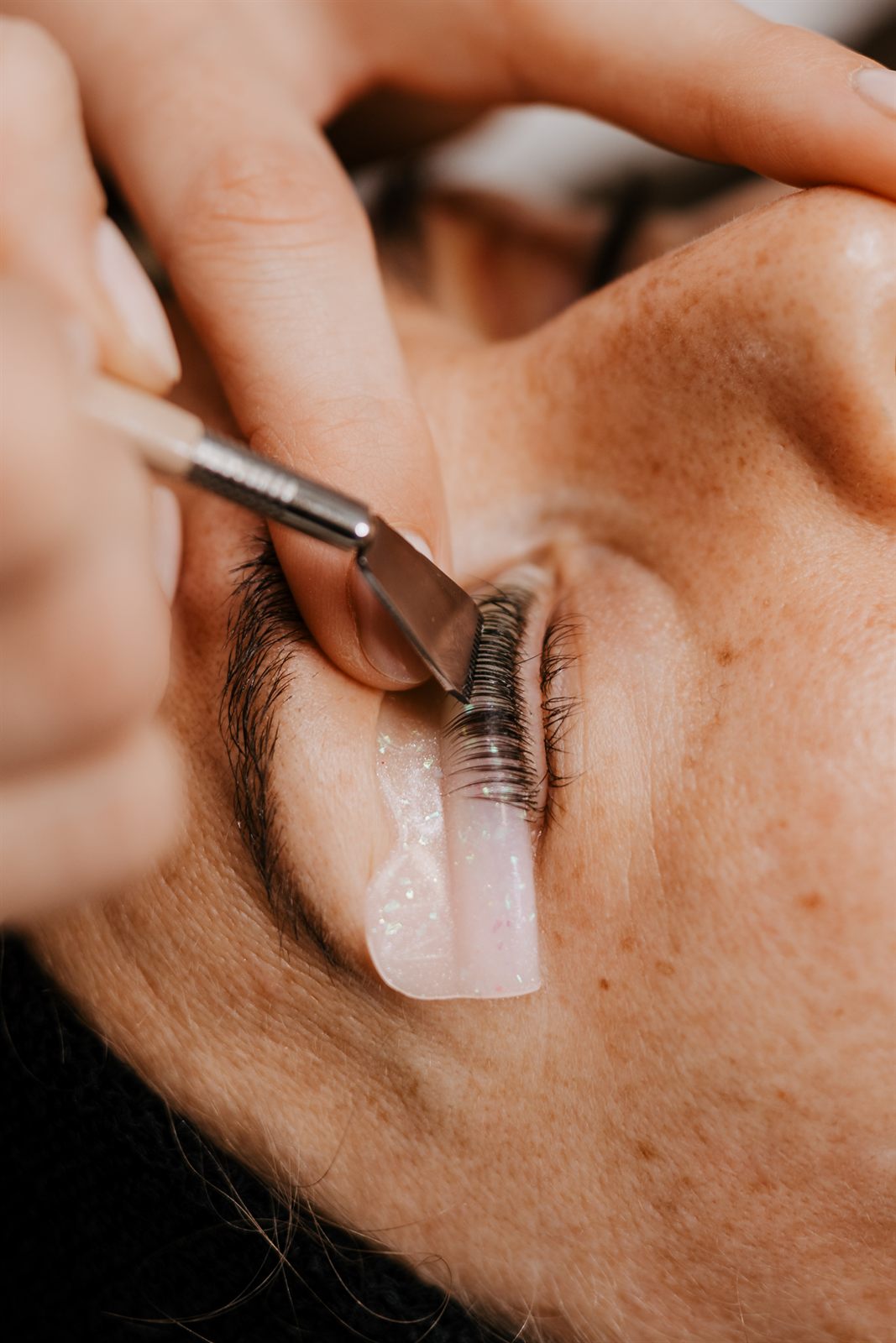 Wimpern liegen beim Wimpernlifting auf einem Silikonpad