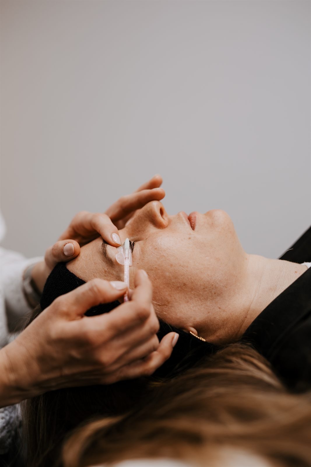 Silikonpad wird beim Wimpernlifting unter die Wimpern gesetzt