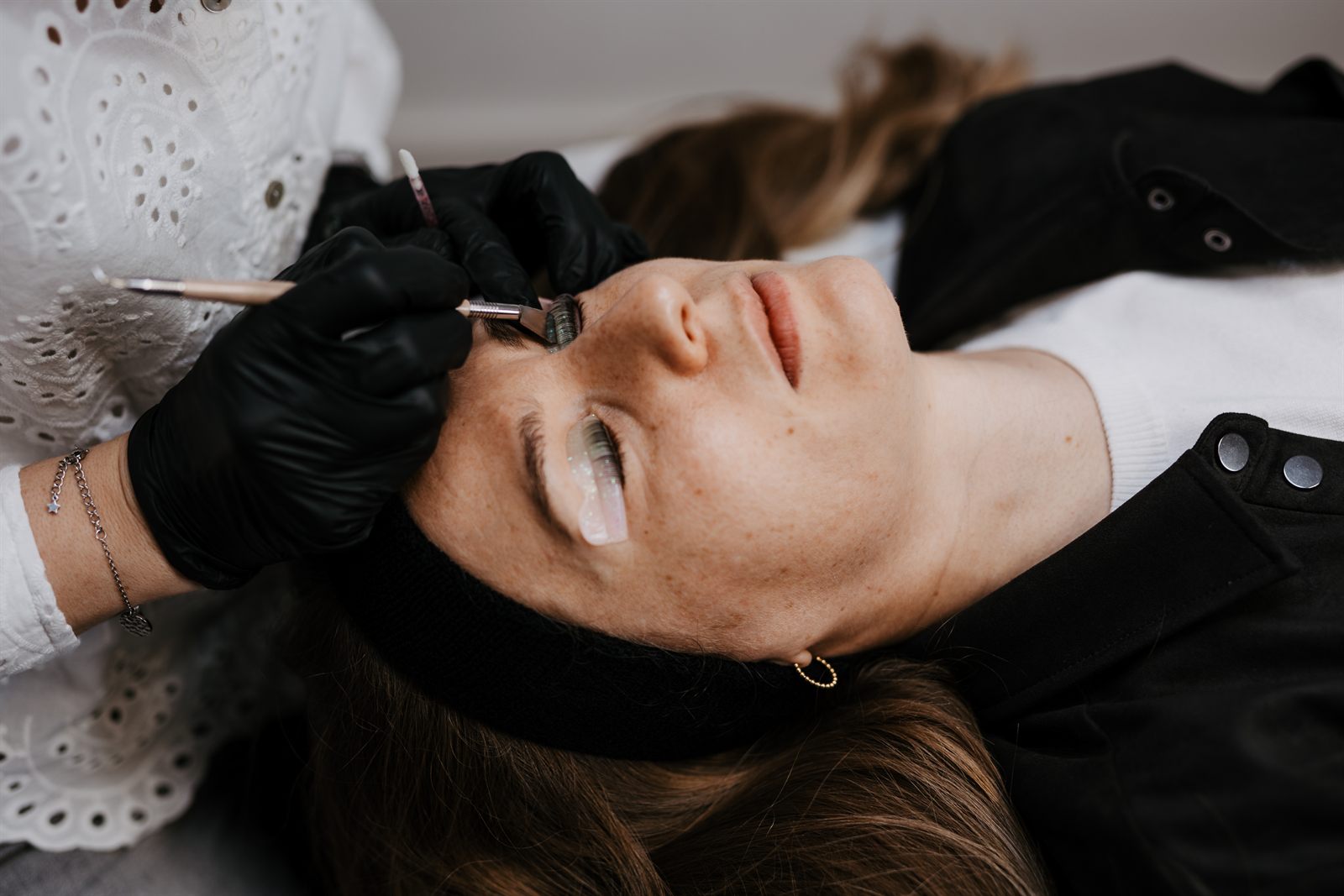 Wimpernlifting an beiden Augen, die Wimpern liegen auf Silikonpads