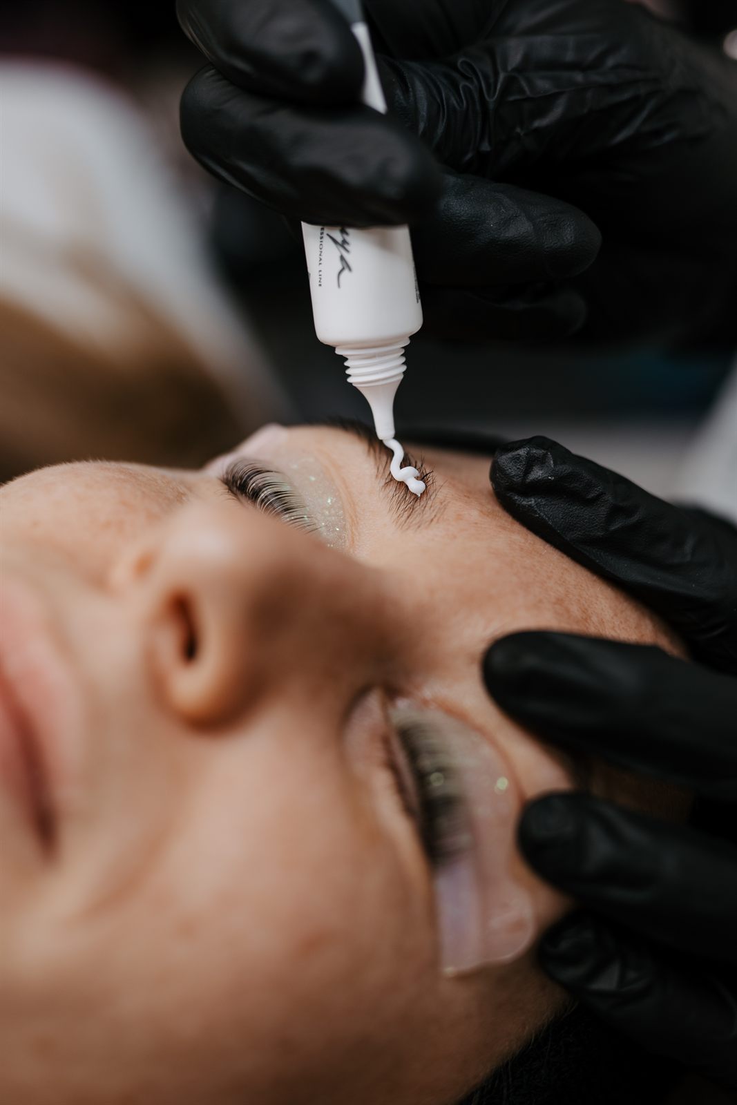 Ein Streifen Brauenfarbe liegt beim Browlifting auf der Augenbraue