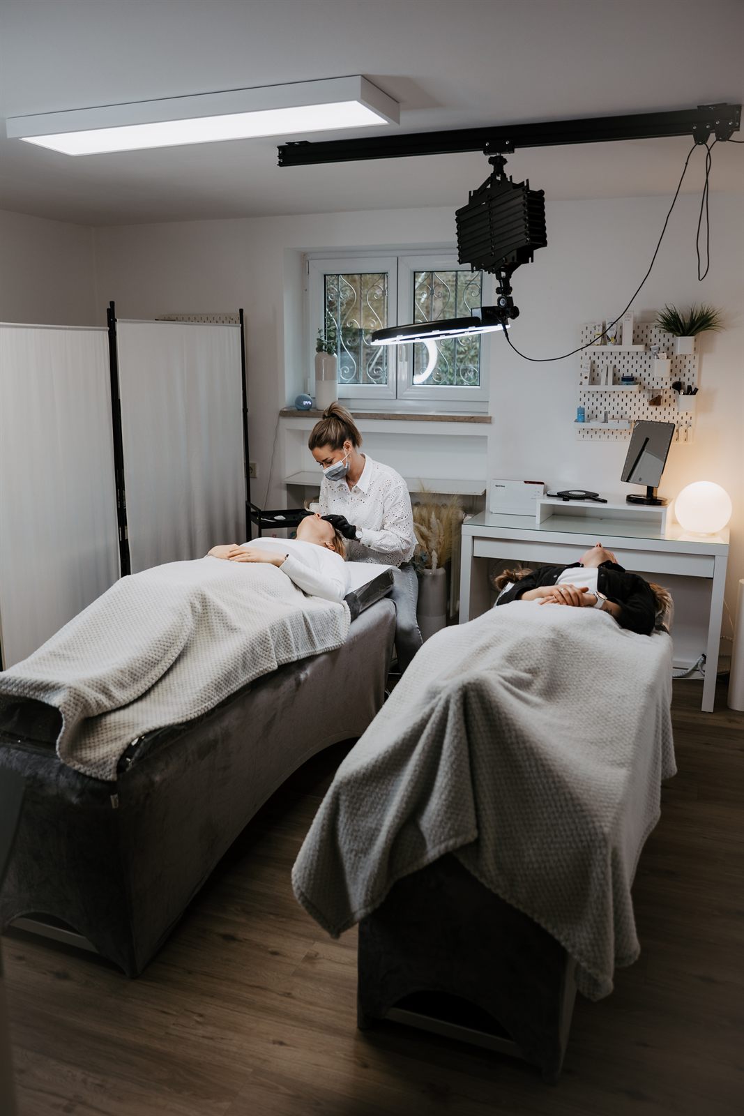 Beide Liegen im Studio, Marina arbeitet an einer Kundin beim Wimpernlifting