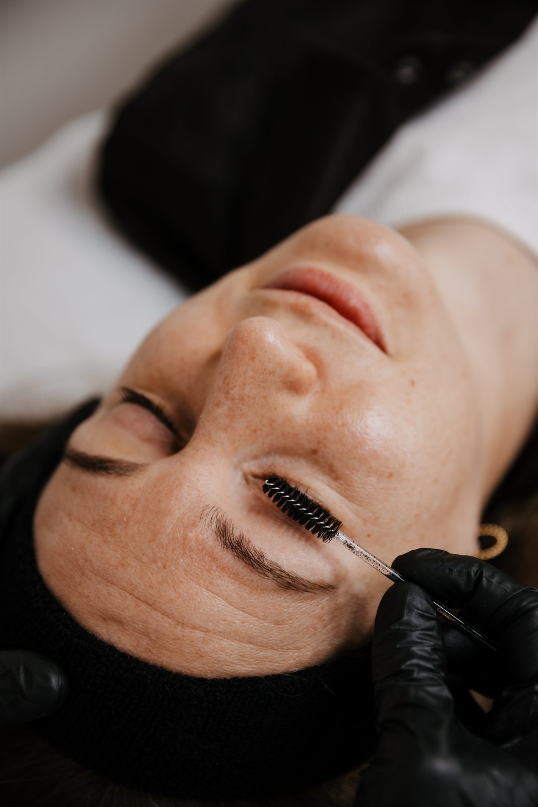 Augenbraue wird beim Browlifting mit einem Bürstchen gekämmt